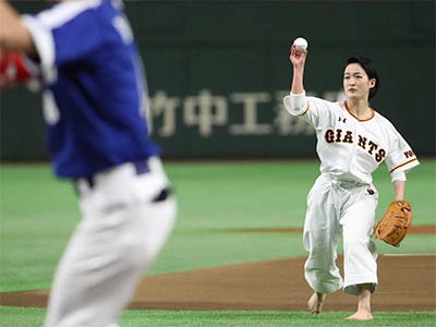 Shimizu Kiyou at Baseball Ceremonial first pitch