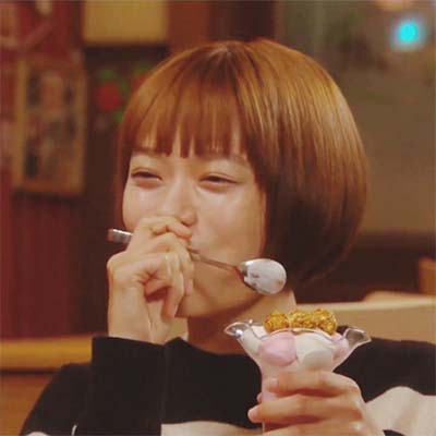 「恋です!」とセブンイレブンのコラボスイーツ第2弾を食べるユキコ